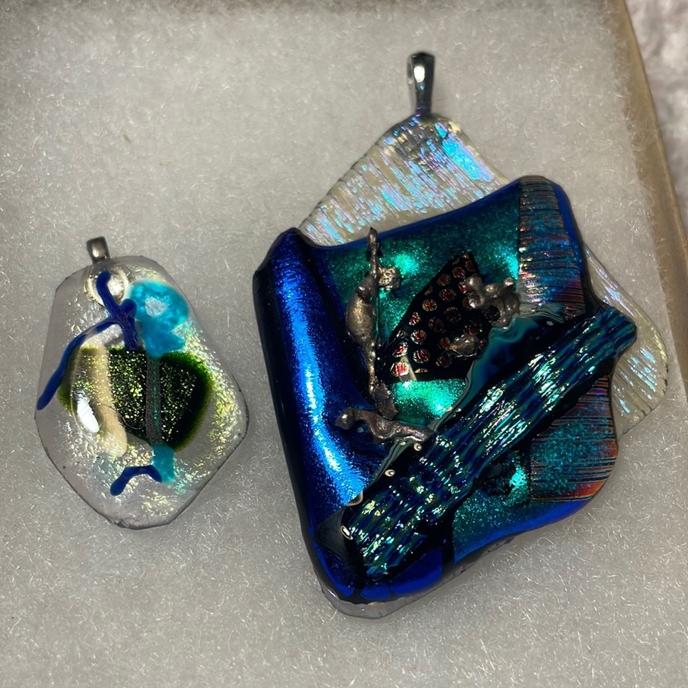 2 Elegant brooches